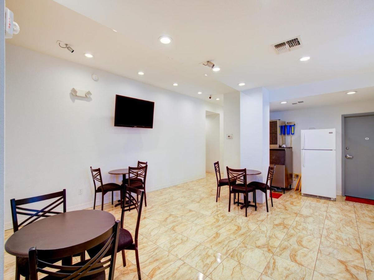 Hotel Dilley Grand 外观 照片